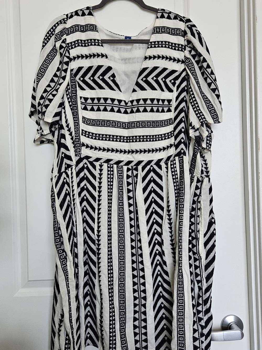 Old Navy Black & White Geometric Dress with V-Neck